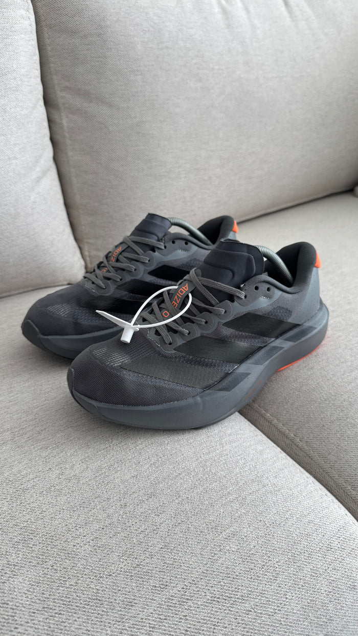 ADIZERO GRIS OSCURO NARANJA