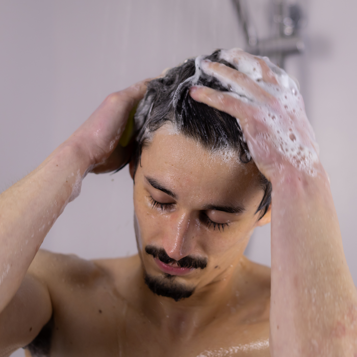 Merten wäscht sich die Haare