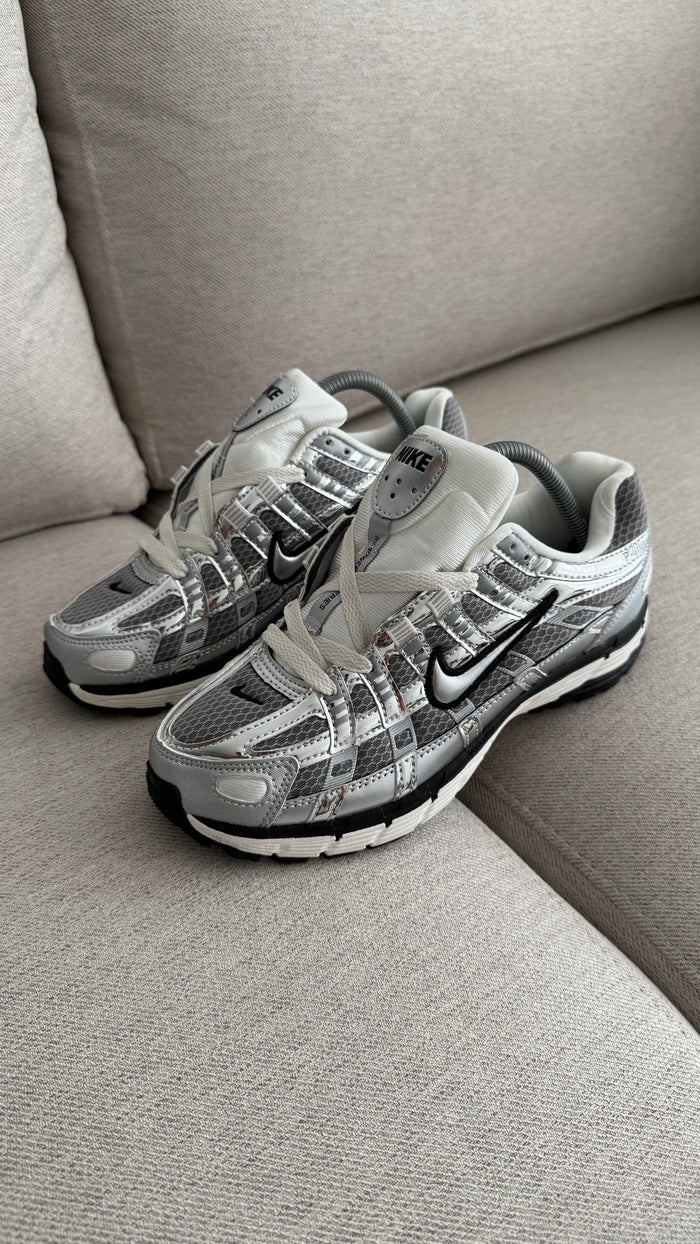 NIKE P6000 PLATEADO