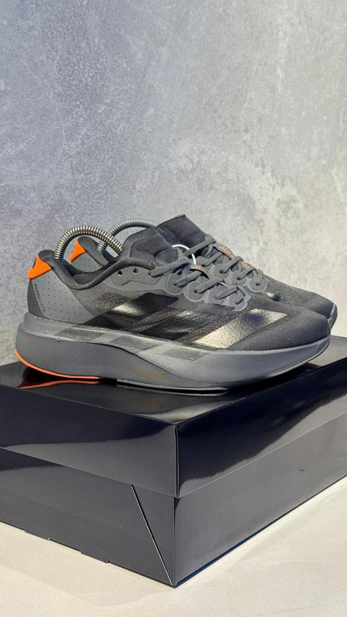 ADIZERO GRIS OSCURO NARANJA