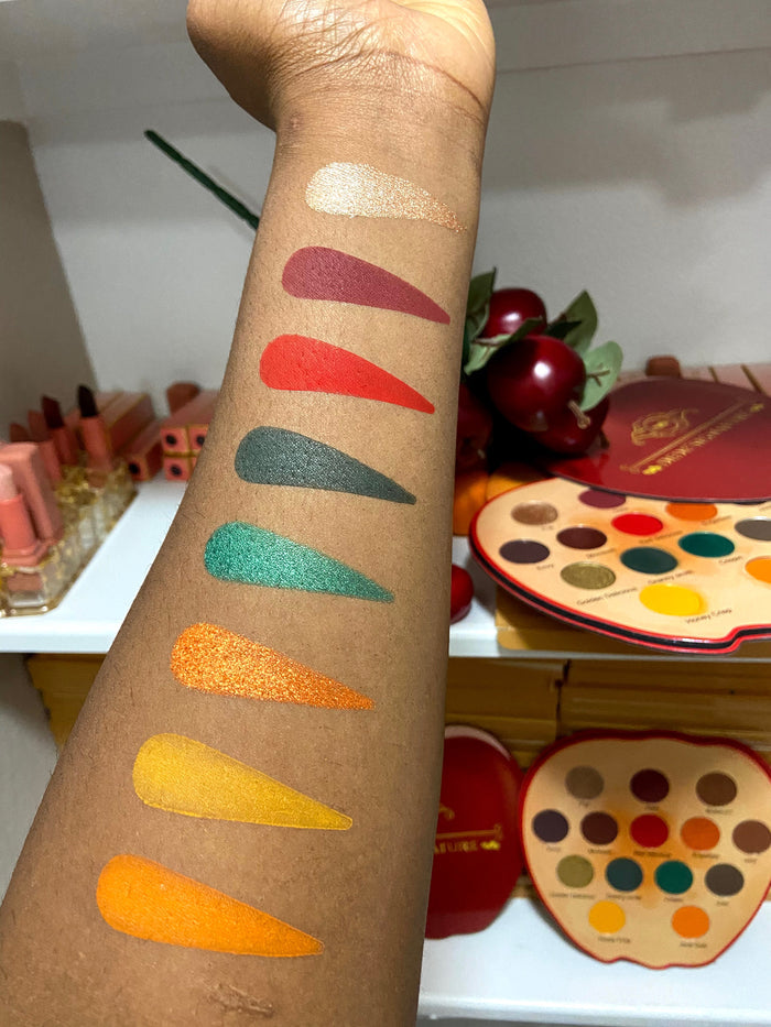 APPLE SHAPED EYESHADOW PALETTE