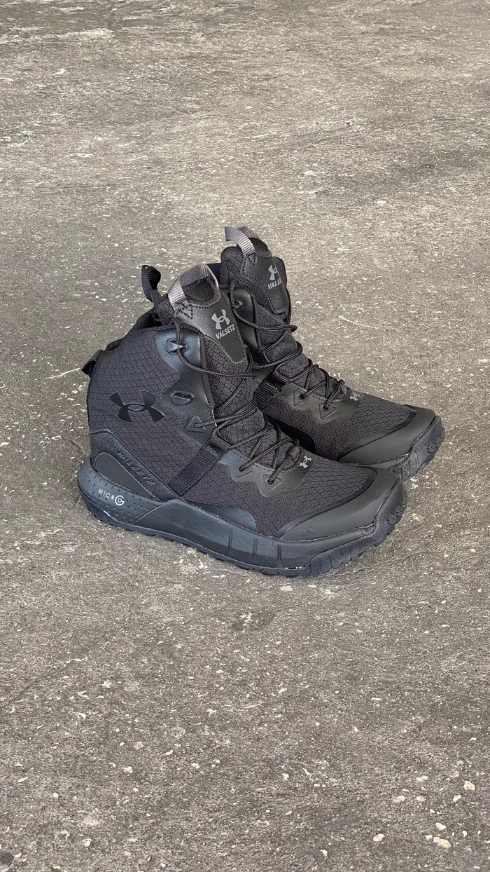 BOTA UNDER ARMOUR NEGRA CORREDERA