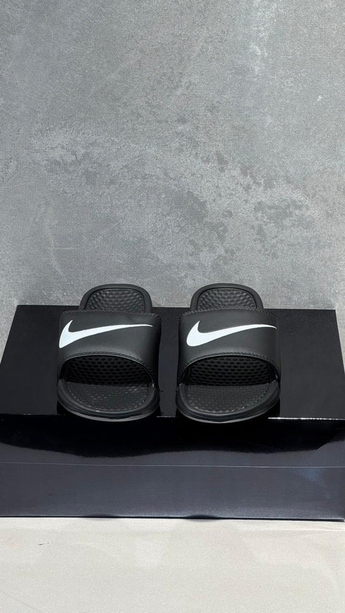 CHANCLA NIKE CLASICA NEGRA