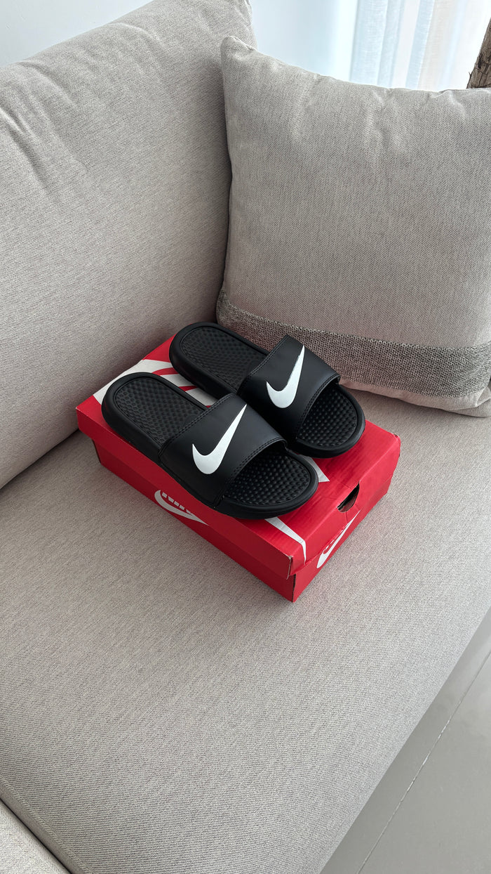CHANCLA NIKE CLASICA NEGRA
