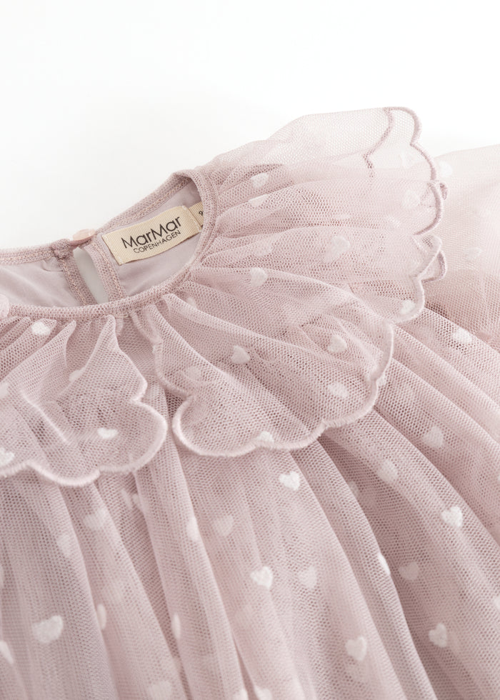 Elegant pink dress with heart print, ruffled collar and mark at the neckline.