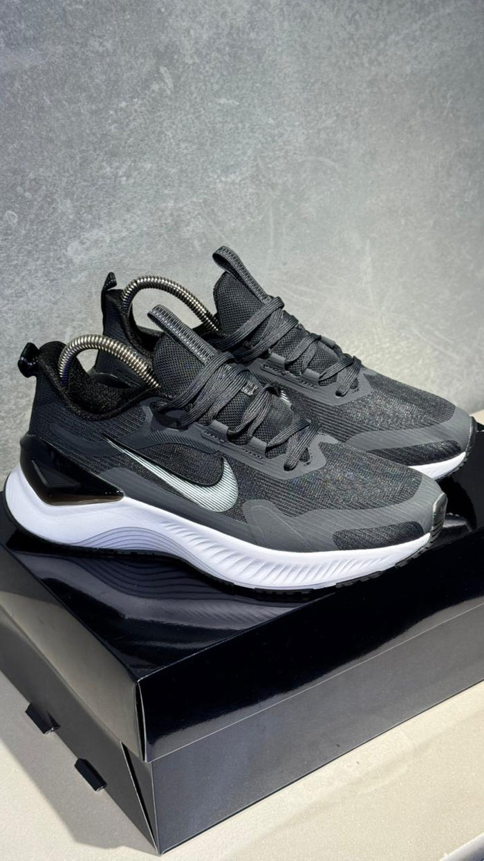 NIKE DIAMANTE NEGRO BLANCO