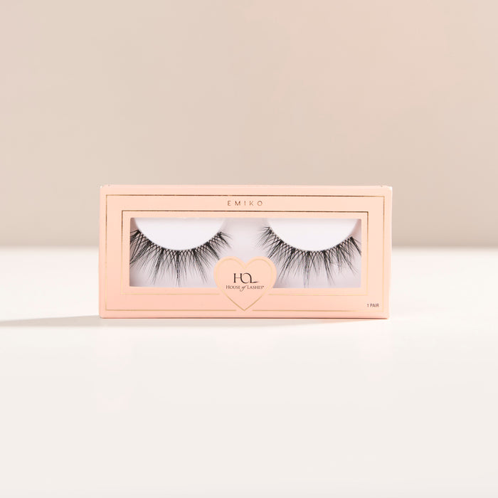 Emiko a round lash with natural volume arranged in wispy, delicate spiky fibers.