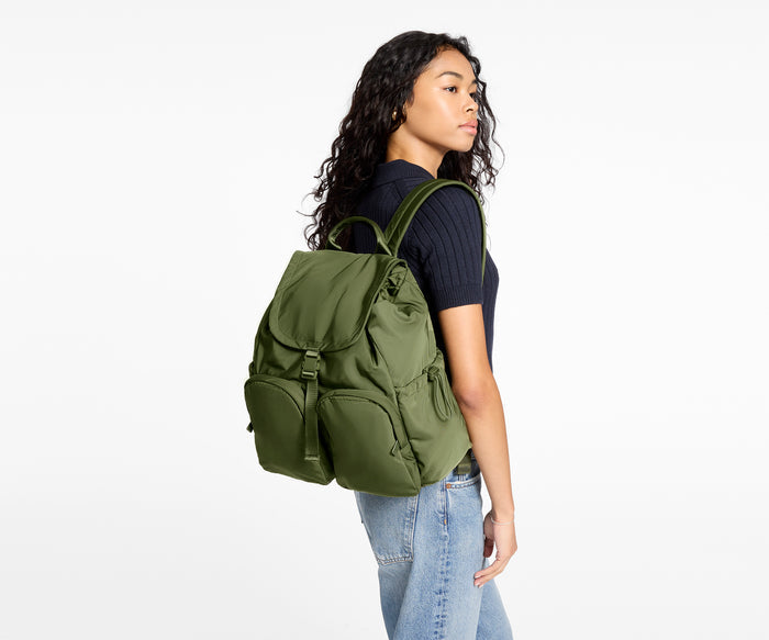 Person wearing a green backpack on a white background
//
Model is 5'8"