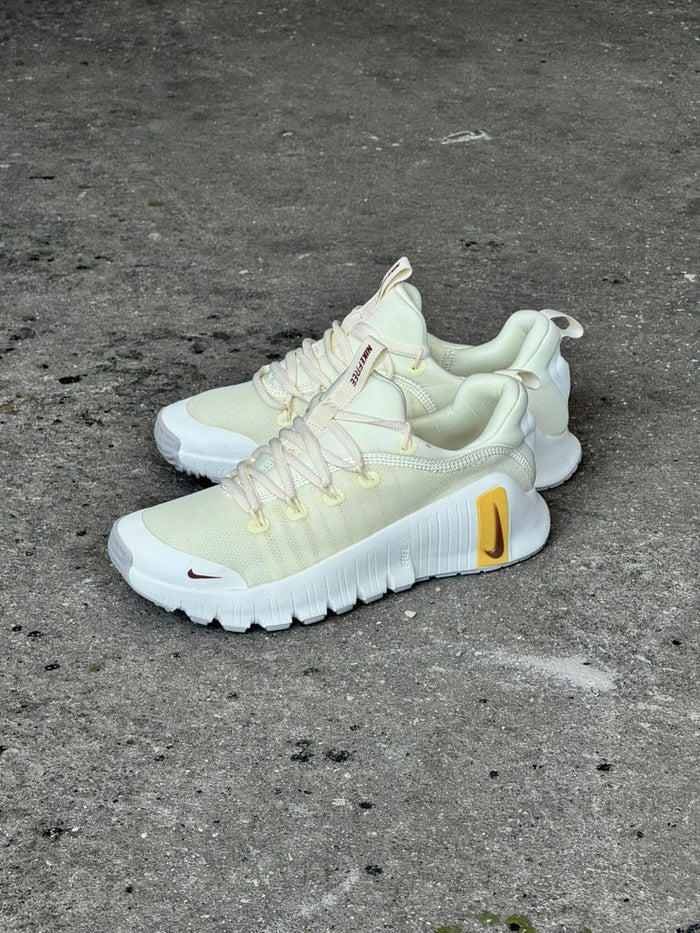 NIKE FREECOM BEIGE DORADO