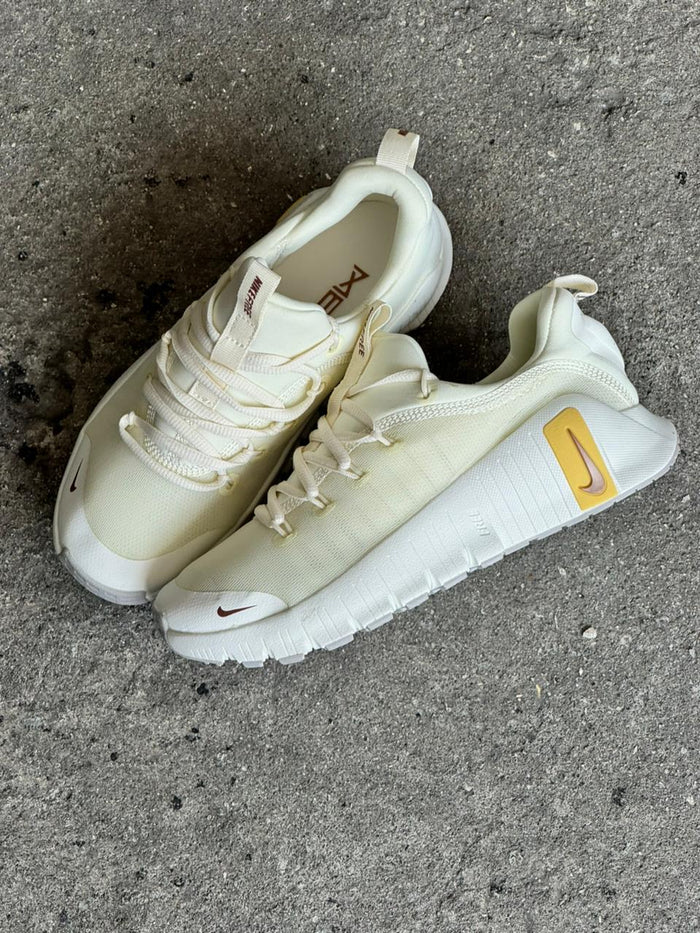 NIKE FREECOM BEIGE DORADO