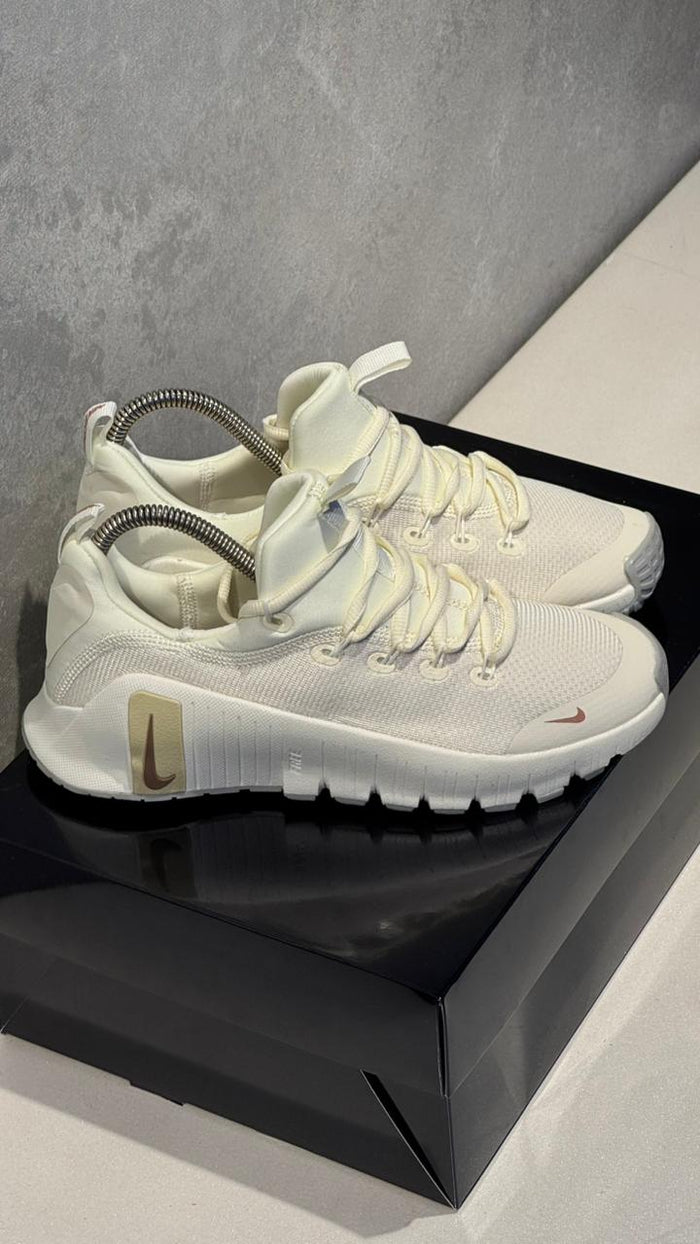 NIKE FREECOM BEIGE DORADO