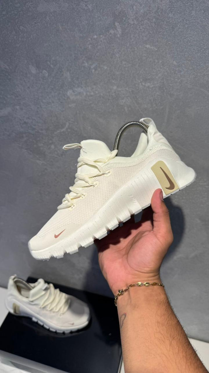 NIKE FREECOM BEIGE DORADO