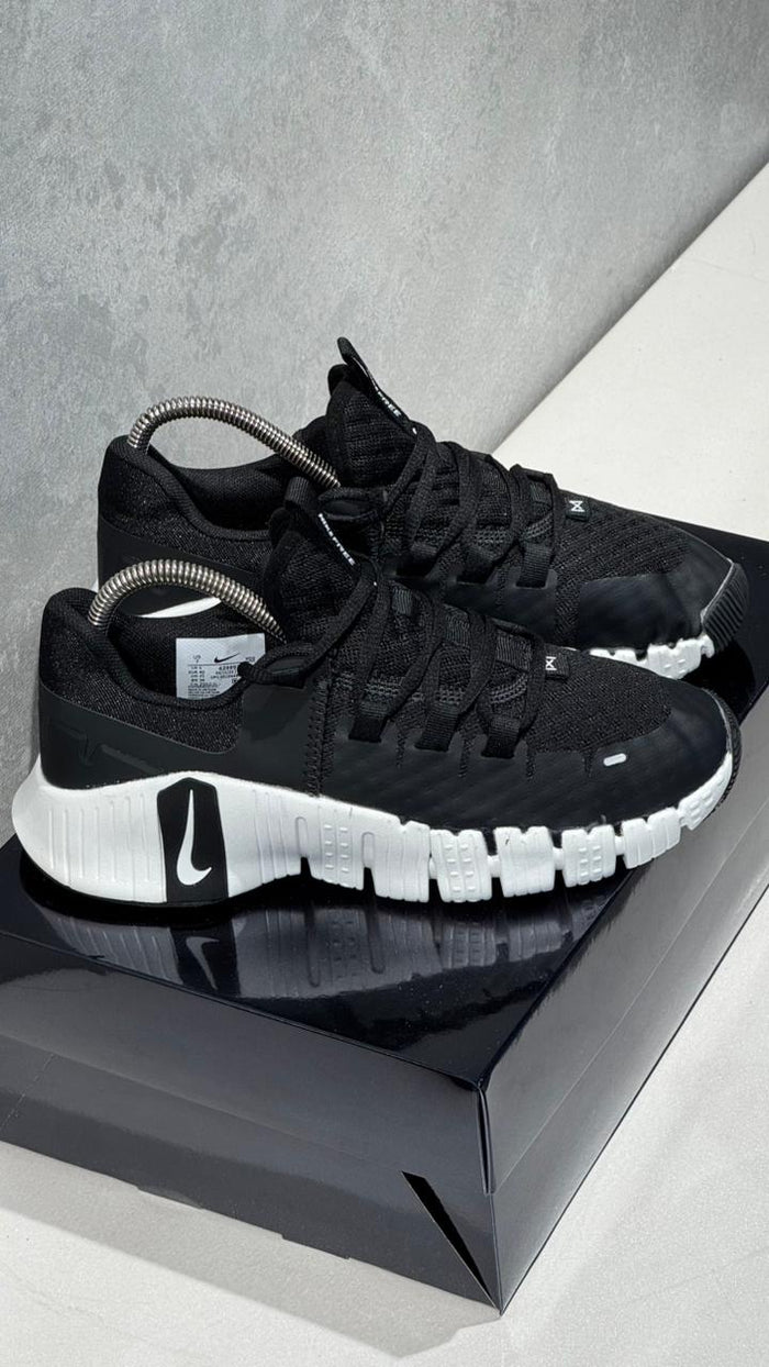 NIKE FREECOM NEGRO BLANCO