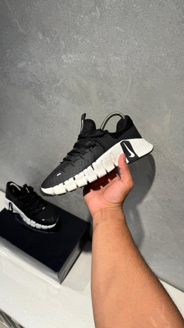 NIKE FREECOM NEGRO BLANCO