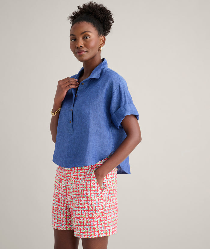 Model is wearing UNTUCKit Linen Popover Untucked Ivy Shirt in blue.