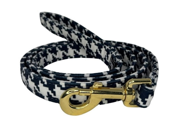 Navy and white patterned dog leash with a gold clasp on a white background