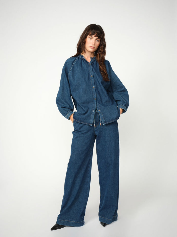 Modelshot / Dark Blue / Detail