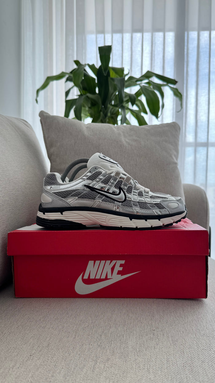 NIKE P6000 PLATEADO