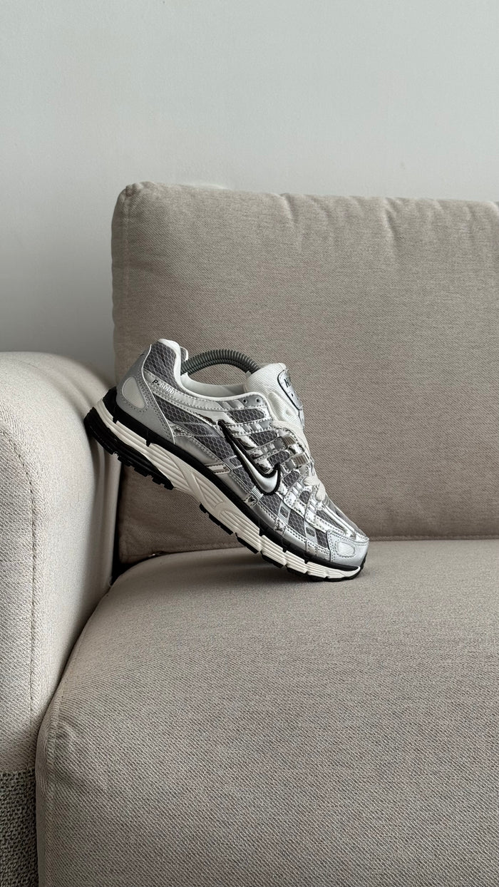 NIKE P6000 PLATEADO