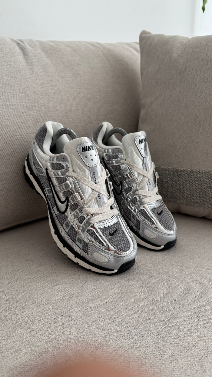 NIKE P6000 PLATEADO