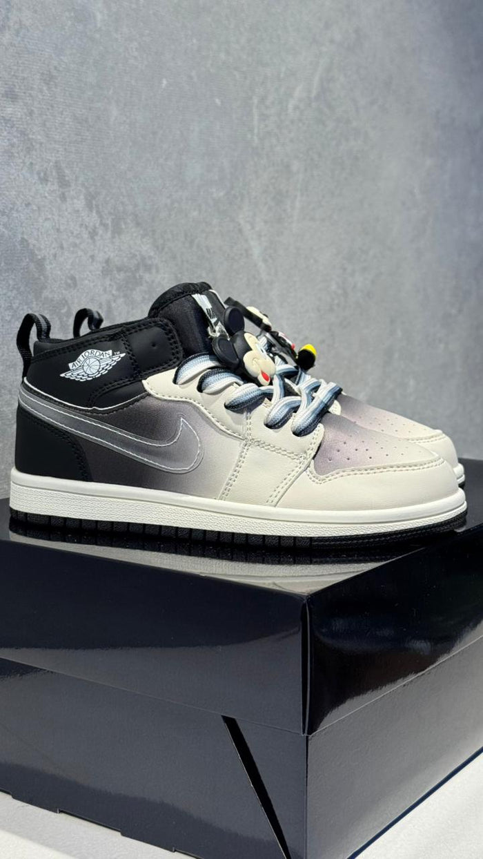 JORDAN RETRO 1 NEGRA BLANCA NIÑO