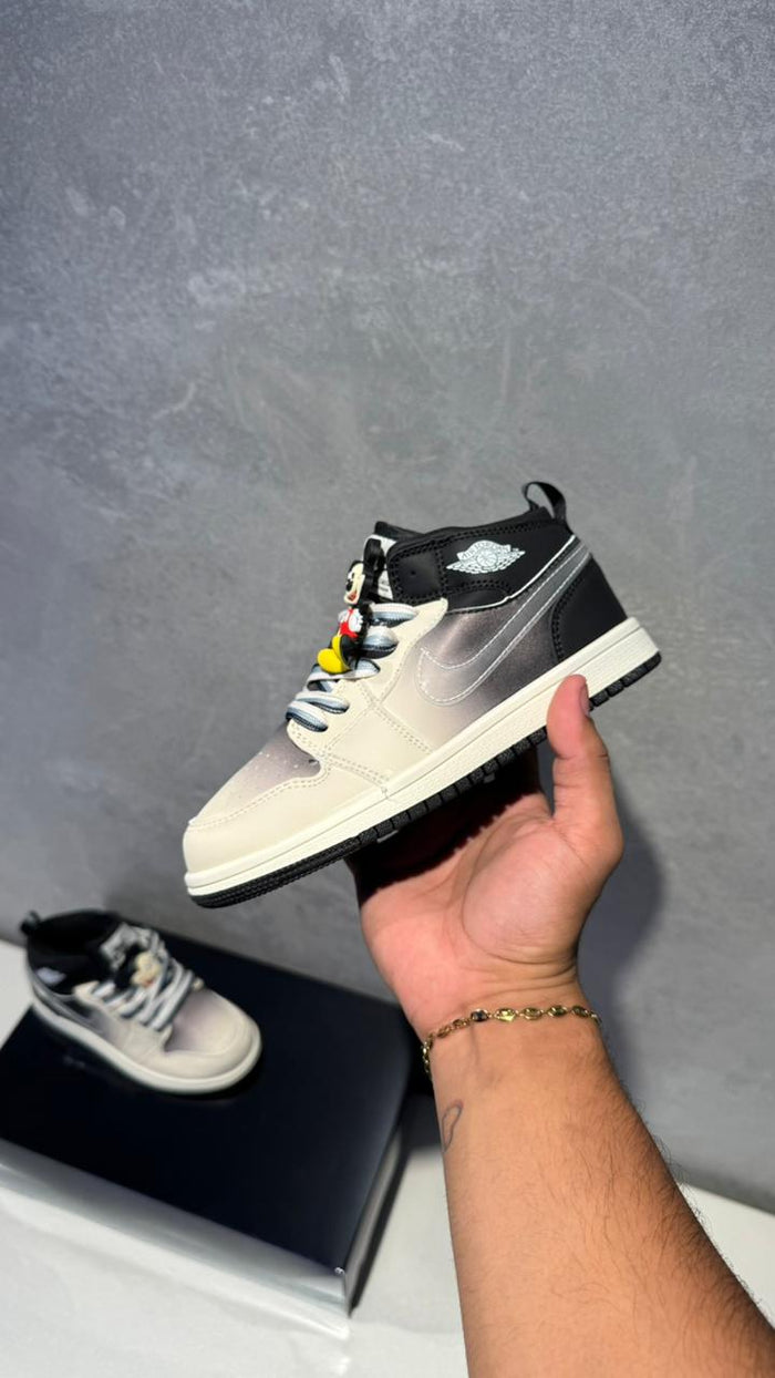JORDAN RETRO 1 NEGRA BLANCA NIÑO