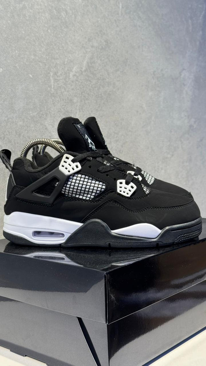 JORDAN RETRO 4 NEGRA BLANCA