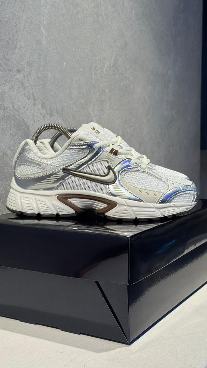 NIKE RNR BLANCO PLATA CAFE