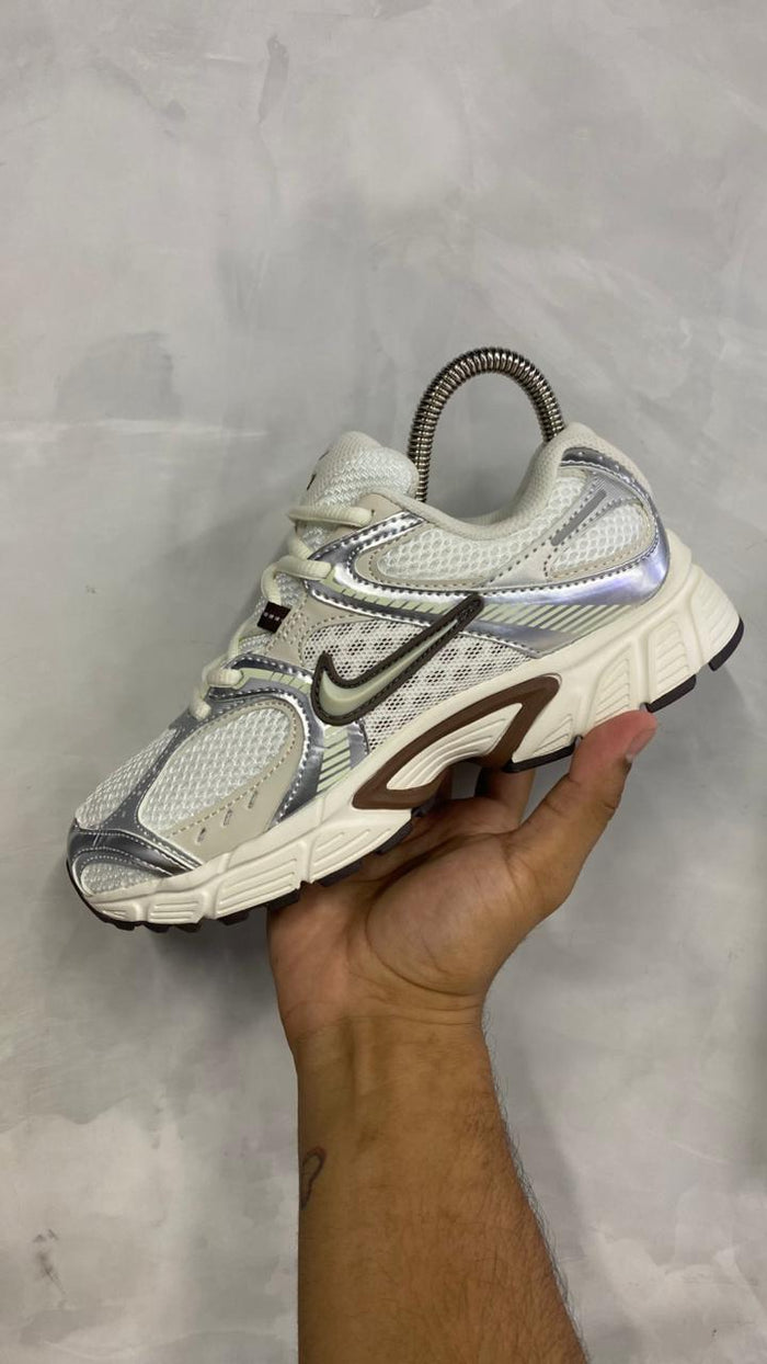 NIKE RNR BLANCO PLATA CAFE