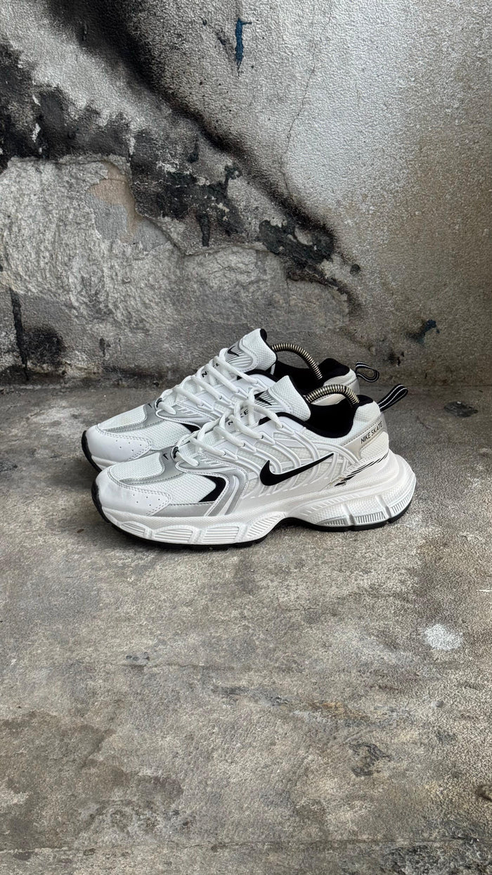 NIKE SKATE BLANCO NEGRO
