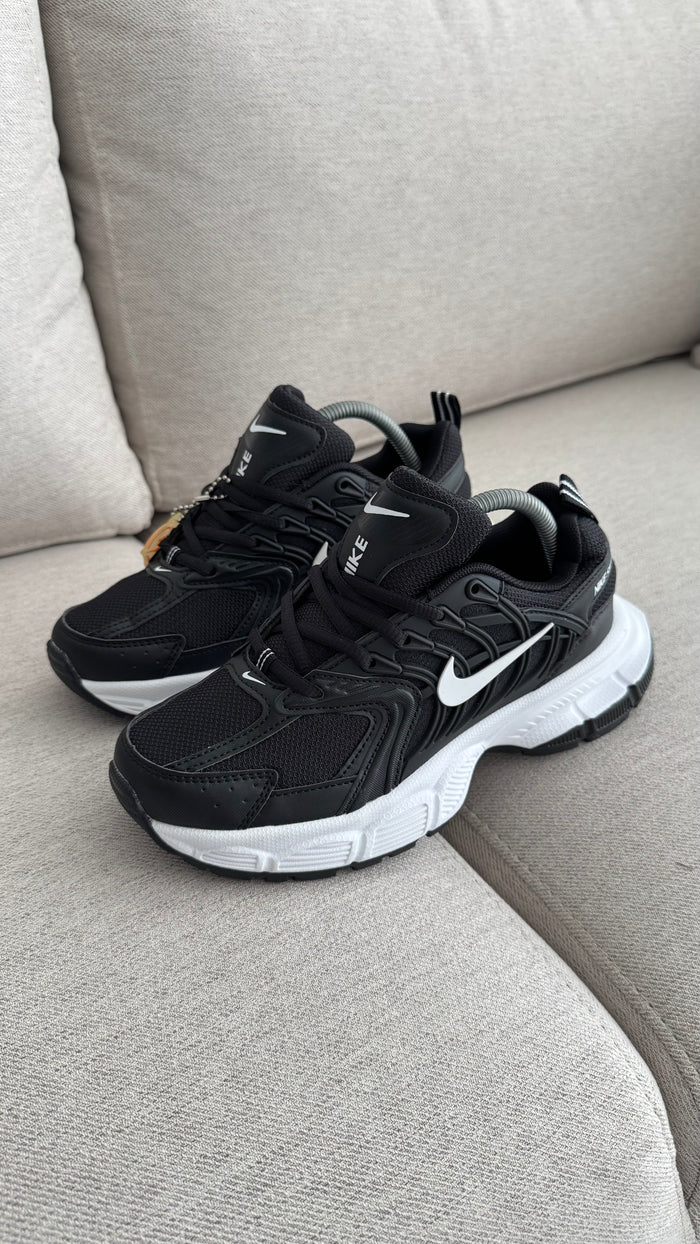 NIKE SKATE NEGRO BLANCO PROMO