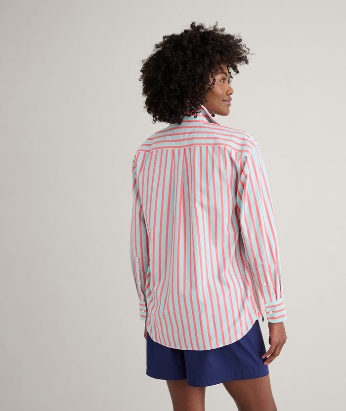Model is wearing UNTUCKit Wrinkle-Free Stretch Cotton Relaxed Fit Melanie Shirt.