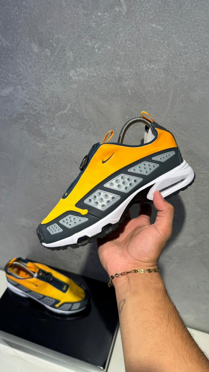 NIKE SUNDER NARANJA NEGRO