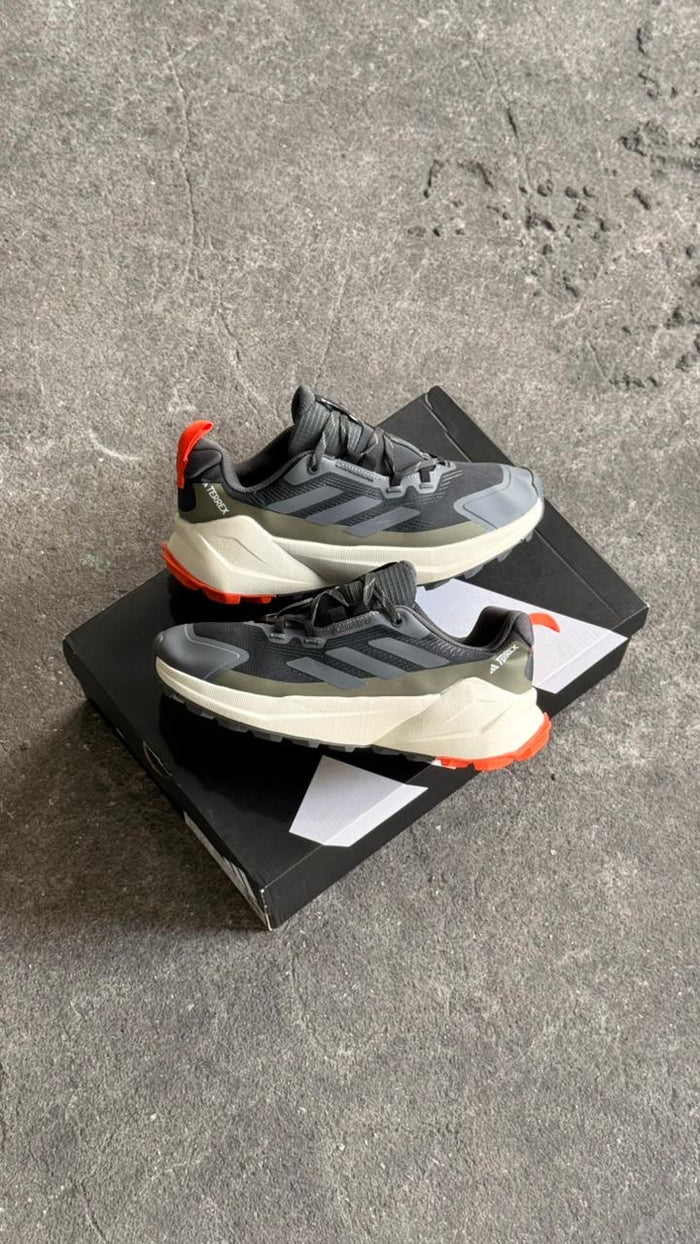 ADIDAS TERREX 2025 GRIS BLANCO
