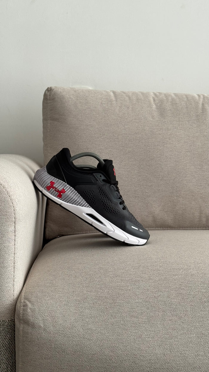 UNDER ARMOUR TENIS GRIS NEGRO