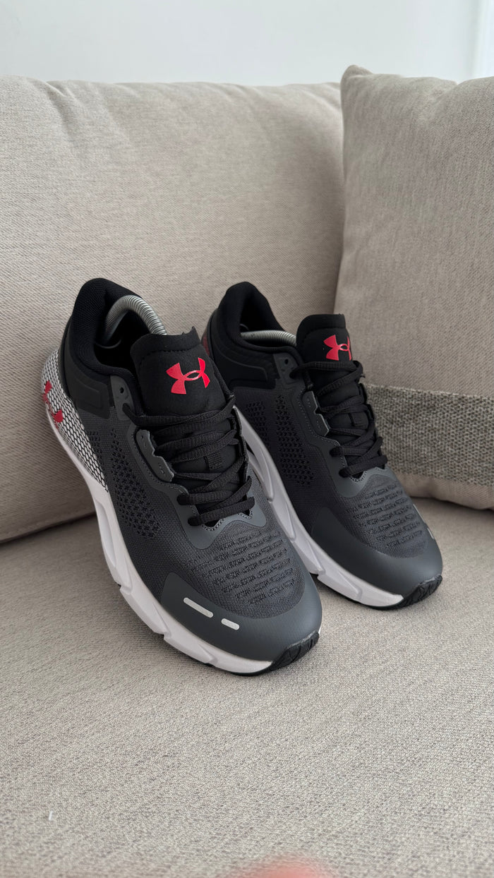 UNDER ARMOUR TENIS GRIS NEGRO