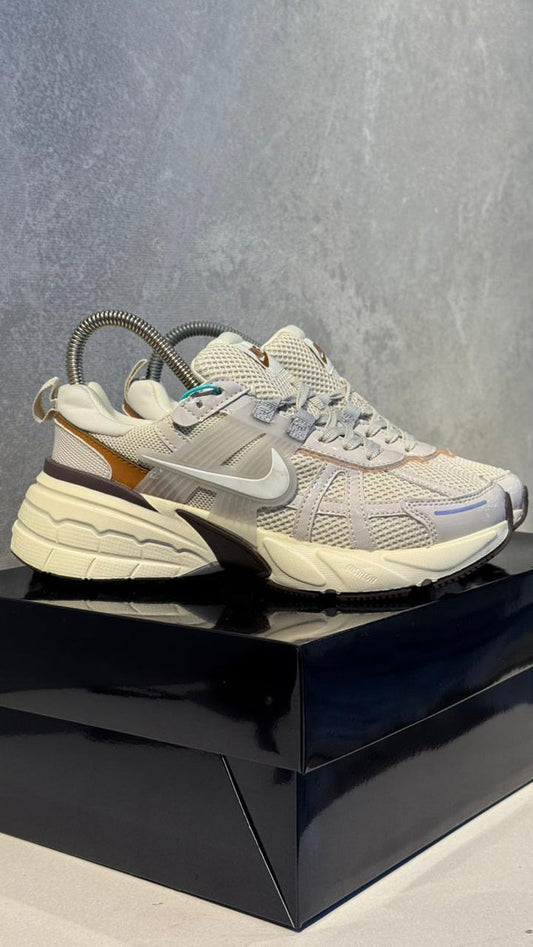 NIKE V2K 26 BEIGE