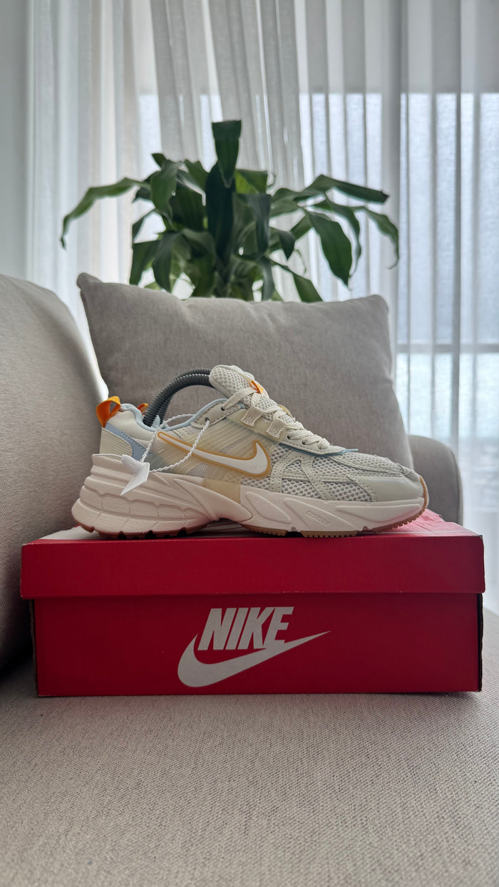NIKE V2K BEIGE AMARILLO