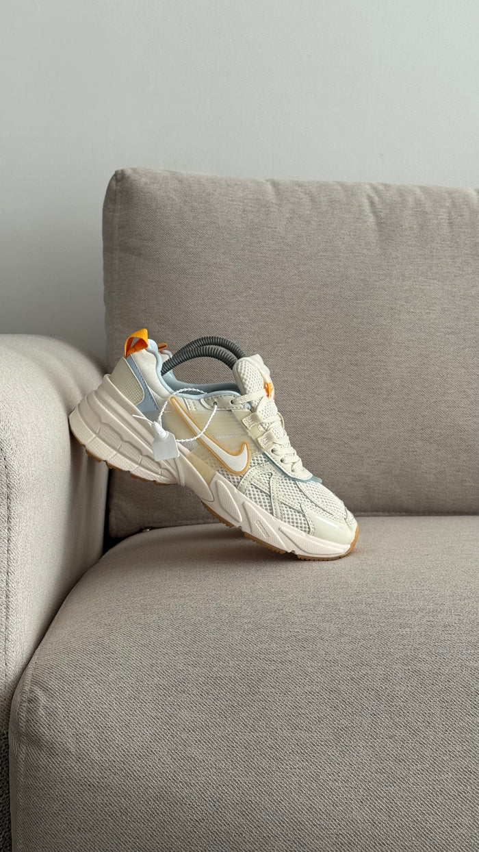 NIKE V2K BEIGE AMARILLO