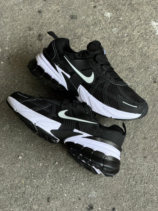 NIKE V2K NEGRO BLANCO