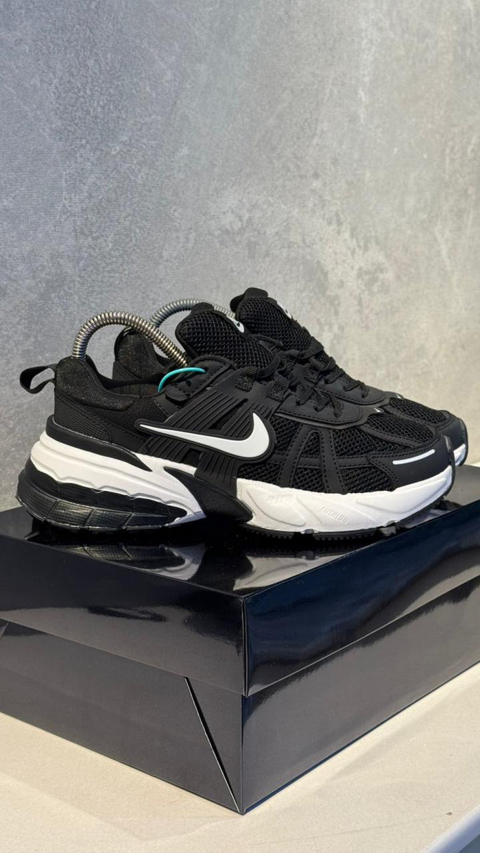 NIKE V2K NEGRO BLANCO