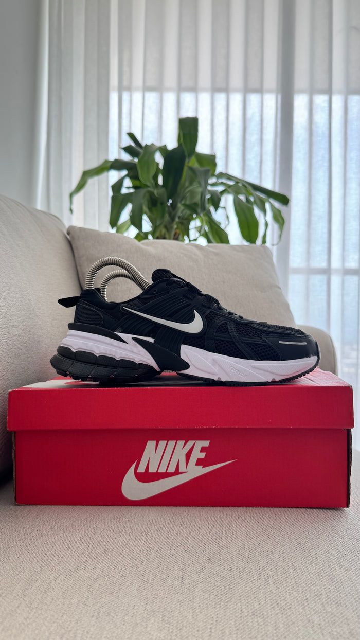 NIKE V2K NEGRO BLANCO