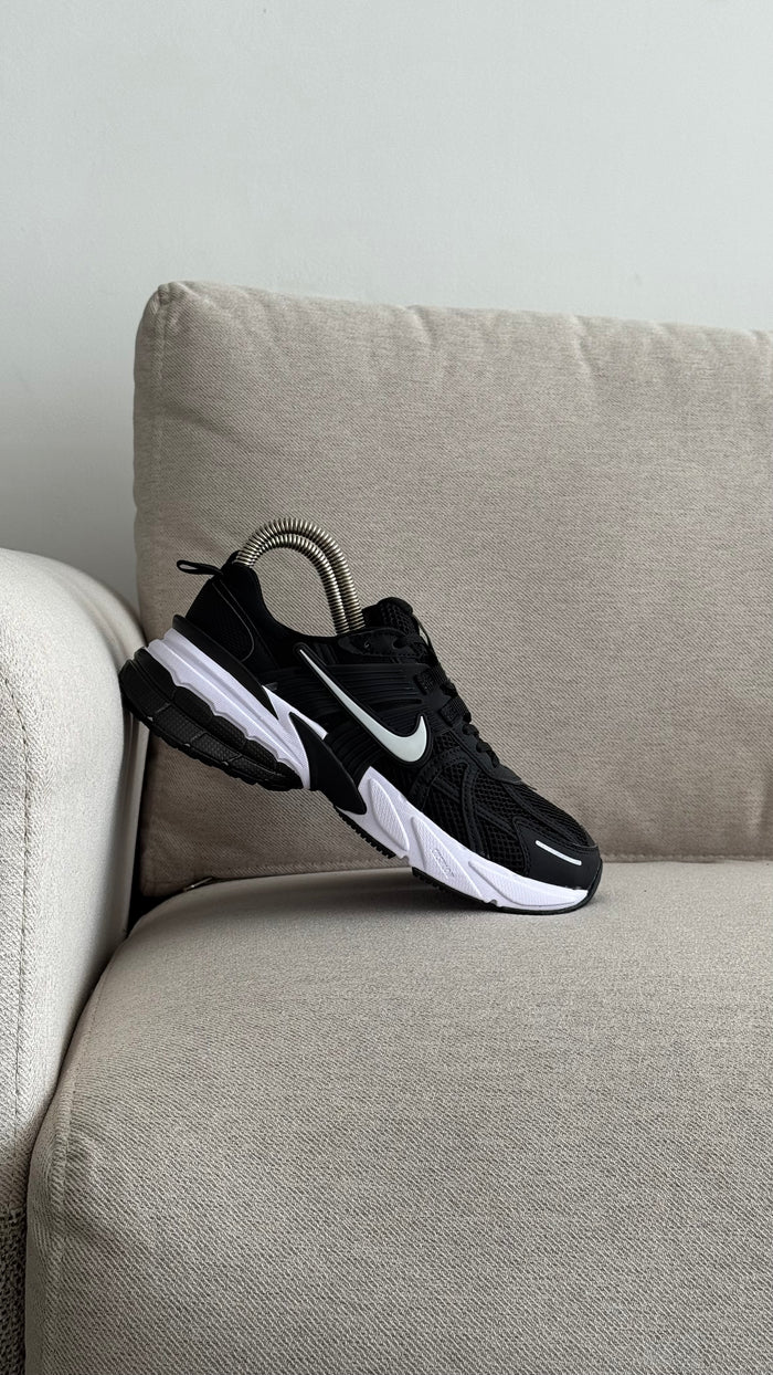 NIKE V2K NEGRO BLANCO