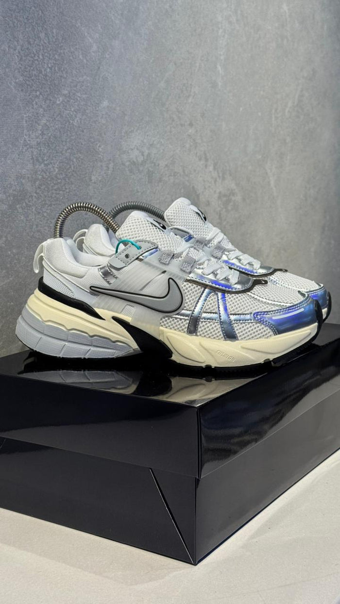 NIKE V2K PLATA 26