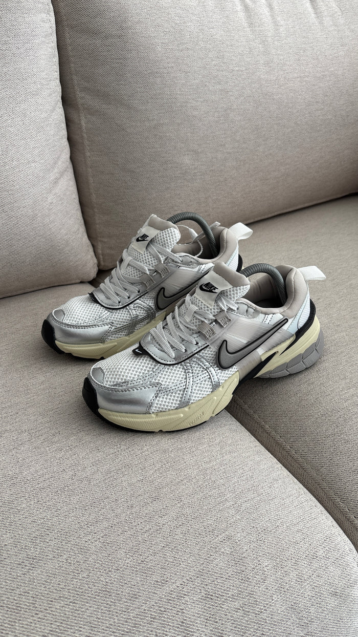 NIKE V2K PLATA