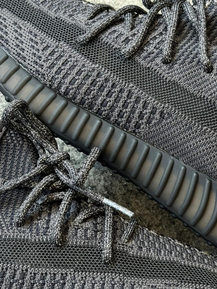 YEEZY 350 NEGRO