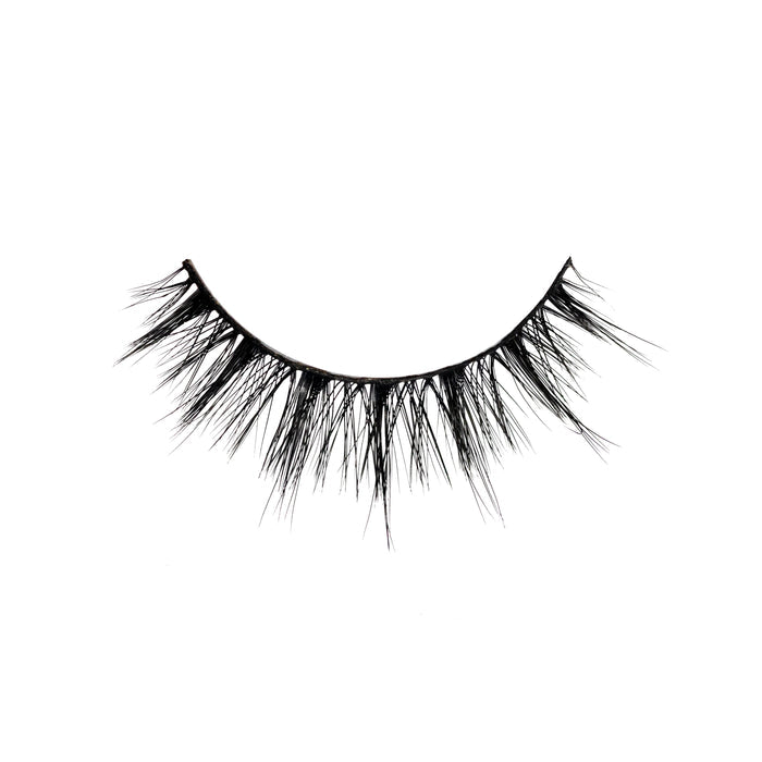 Yumi a medium-length, round lash with spiky clusters and medium volume.