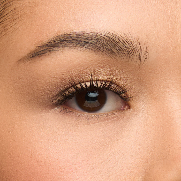 Yumi a medium-length, round lash with spiky clusters and medium volume shown on an eye.